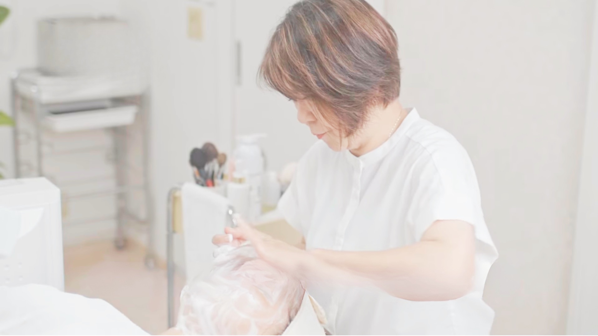 施術中のヒロコさんの手元